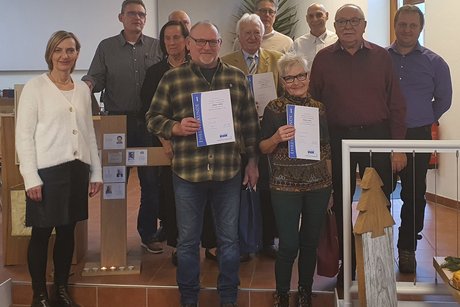 Mitglieder stehen mit ihrer Ehrungsurkunde zum Gruppenbild zusammen.