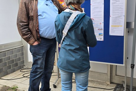 1. Vorstand Michael Gerlach im Gespräch mit einer Interessentin 1. Vorstand Michael Gerlach im Gespräch mit einer Interessentin vor der Infotafel