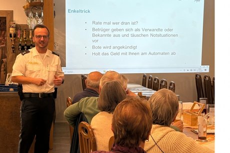 Von der Polizei Eggenfelden Oberkommissar Herr Ganghofer beim Vortrag Von der Polizei Eggenfelden Oberkommissar Herr Ganghofer beim Vortrag