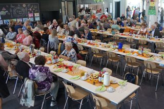 Der Saal füllt sich zur Mitgliederversammlung und Jubiläumsveranstaltung.