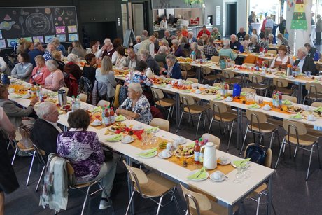 Der Saal füllt sich zur Mitgliederversammlung und Jubiläumsveranstaltung. Der Saal füllt sich zur Mitgliederversammlung und Jubiläumsveranstaltung.