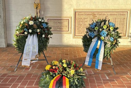 Kranzniederlegung Kränze zum Volkstrauertag