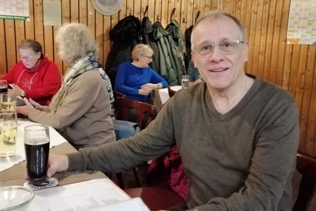 Auch für das leibliche Wohl ist gesorgt An zwei Tischen sitzen die Teilnehmer mit der Speisekarte in der Hand