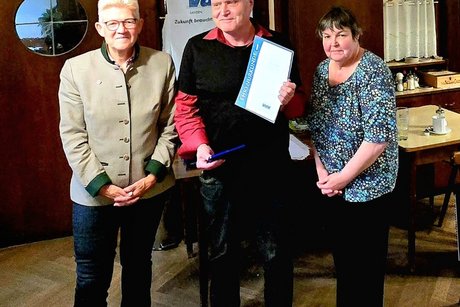 Ehrung mit Urkunde und Medaille Urkundenüberreichung