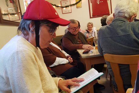 B. Memmler beim vorlesen einiger Geschichten. das Bild zeigt Birgit Memmler beim vorlesen einiger Geschichten.