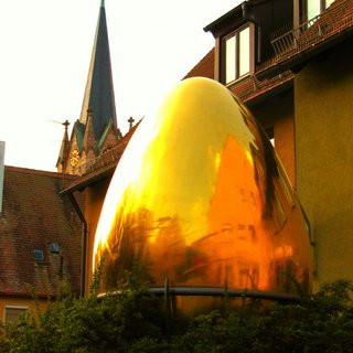 Kirchturm mit goldenem Ei