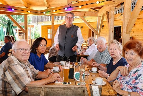 Links vorn am Tisch der Ehrenvorsitzende Detlev Boese