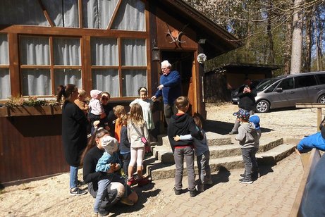 Die Kinder sind schon startbereit, letzte Lagebesprechung, dann kanns losgehen.