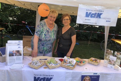 Auf dem Bild sieht man Frau Feuerhuber und Frau Herberth beim Infostand