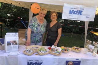 Auf dem Bild sieht man Frau Feuerhuber und Frau Herberth beim Infostand