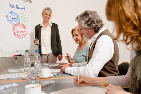 Viele Menschen helfen ehrenamtlich mit