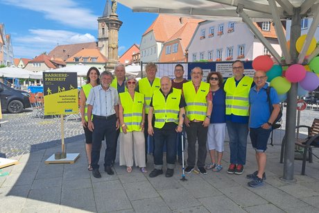 Gruppe von Menschen vor den Aktionsschildern