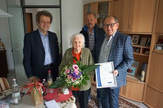 Bild von der Ehrung für 75 Jahre Vereinsmitgliedschaft beim Sozialverband Bayern e.V.: Alfons Obernhuber, Juliane Saller, Georg Bauer, Anton Hammer (v.l.).