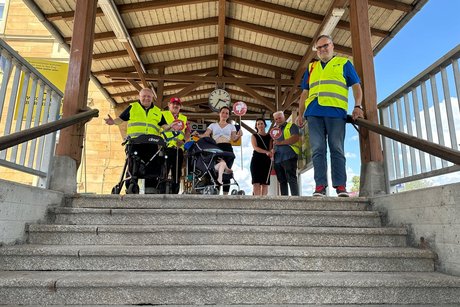 Gruppe von Menschen vor einer Treppe