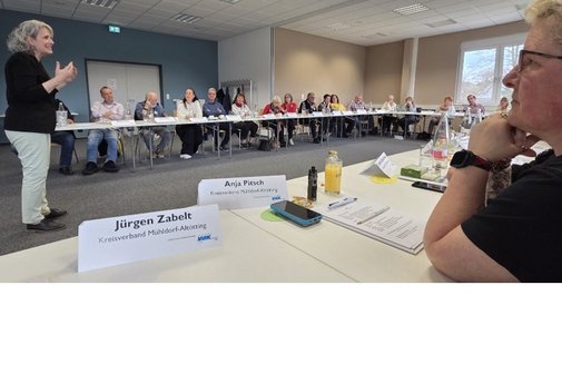 Ani Pitsch (re.) vom VdK Waldkraiburg und die Dozentin Katja H&ouml;llriegel (li.)