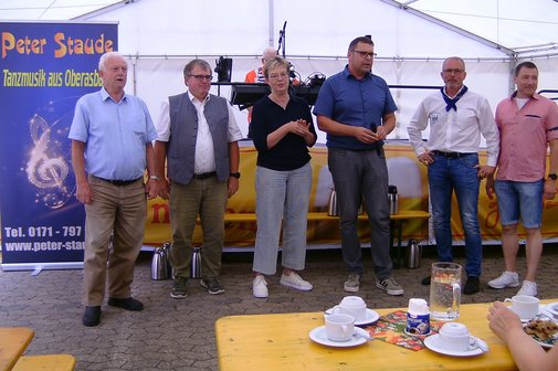 von links: Walter Hartmann, VdK-Vorsitzender; Harry Scheuenstuhl, MdL; Birgit H&ouml;fling, AWO-Vorsitzende; Rainer Gegner, Erster B&uuml;rgermeister; Tobias Winkler, MdB; Matthias Prie&szlig;nitz, stv. B&uuml;rgermeister