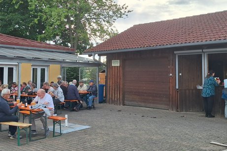 Sommerfest VdK OV Oberstreu-Mittelstreu VdK Mitglieder sitzen im Biergarten beim Sommerfest