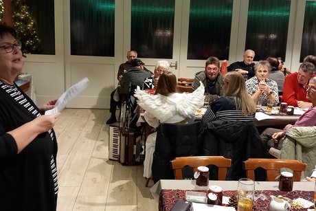 Eine Frau vor einem Publikum