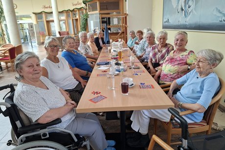 Mit Spannung wird das Spiel "Bingo" erwartet - wer gewinnt?? 12 Teilnehmerinnen, jeweils 4 Personen, sitzen vor dem Rommikup