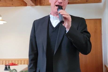 Pfarrer Stoischeck mit besinnlichen Worten und Adventsliedern