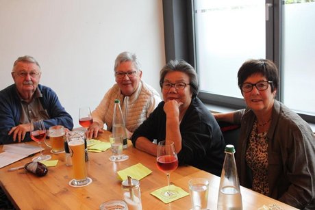 Teilnehmer*innen beim Kaffeenachmittag