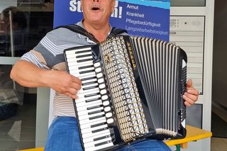 Musiker Toni Holhut mit seinem Akkordeon