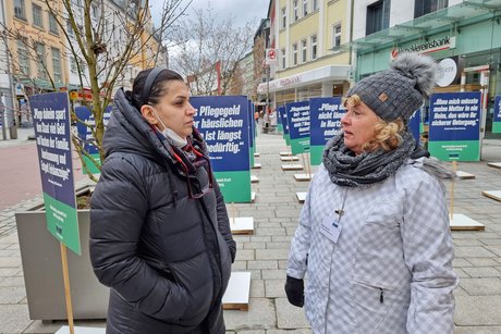 Abgebildet ist die Kreisgeschäftsführerin Birgit Stelzer (rechts) mit einer Passantin