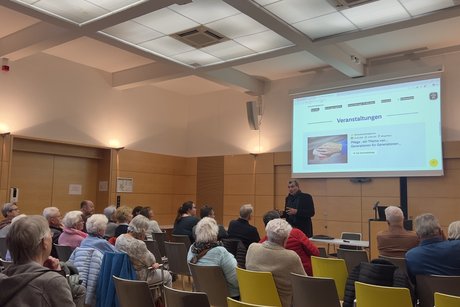 Vortrag Hans Steindl 1. Vorsitzender VdK Ortsgruppe Burghausen Infos zur Pflege / Entwicklung