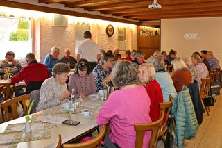 Gespräche und Gemütliches Zusammensein mit Kaffee und Kuchen