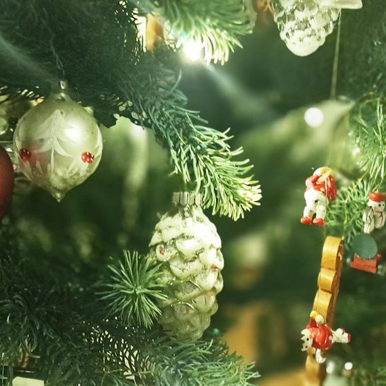 Tanne mit silbernen Kugeln u.a. geschmückt