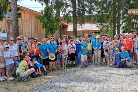 Viele Familien mit Kindern stehen vor dem Eingang zum Waldwipfelweg