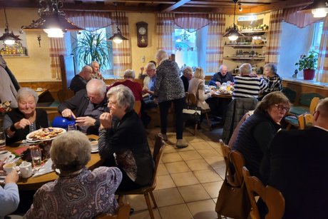 Abgebildet ist das gemütliche Beisammensein auf der Weihnachtsfeier