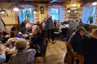 Abgebildet ist das gemütliche Beisammensein auf der Weihnachtsfeier