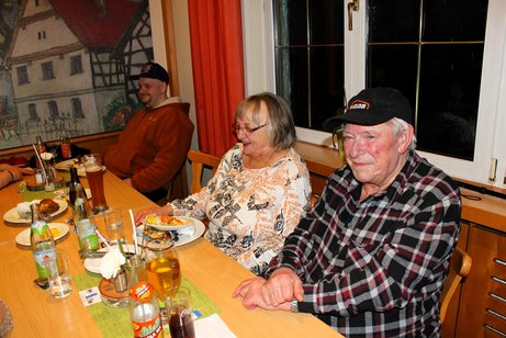 Teilnehmer beim Karpfenessen in Serlbach