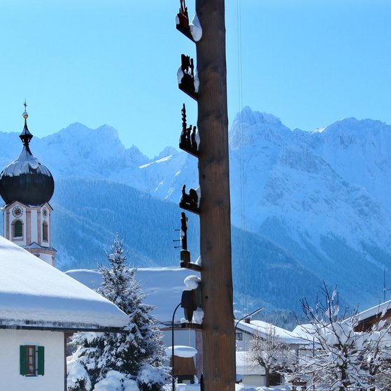 Kapelle Maria Rast bei Krün Krün mit Ortsteil Klais, 875 m, ist ein gemütliches bayrisches Gebirgsdorf und zählt zu den schönsten Orten in der Alpenwelt Karwendel.