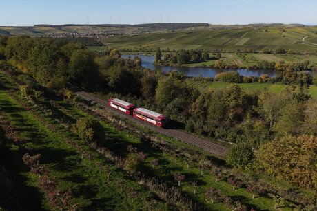 Bahn mit Blick auf den Main