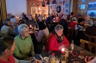 Abgebildet sind Teilnehmer der Weihnachtsfeier