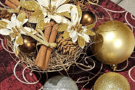 Tischdekoration mit Kugeln