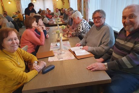 Teilnehmer beim Karpfenessen in Trailsdorf