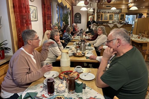 Die Teilnehmer bei Kaffe und Kuchen