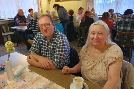 Teilnehmer beim Karpfenessen in Trailsdorf