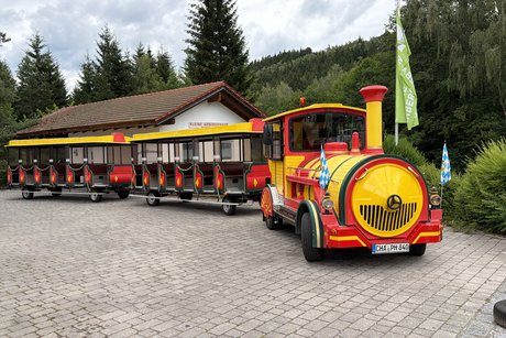Mit einem kleinen Triebwagen und zwei Anh&auml;nger ging es weiter