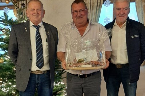 900. Mitglied Bild: von links Vorsitzender Alfons Eisner, Edi Klinginger, Vertreter der Kreisvorstandschaft Norbert Ranzinger.