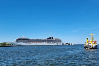 Das Kreuzfahrtschiff MSC Poesia am Kai in Rostock-Warnemünde