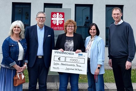 Spendenübergabe im Konradinum (v. li)Hellwig Dagmar (VdK), Hellwig Günter (VdK-Kreisvorstand), Bianca Schumann (VdK-Kreisgeschäftsführerin), Lydia Leithenmüller (Leiterin des Konradinum) und Stephan Weickelsdorfer (Vorstand des Caritasverbandes) Spendenübergabe im Konradinum (v. li)Hellwig Dagmar (VdK), Hellwig Günter (VdK Kreisvorstand), Bianca Schumann (VdK Kreisgeschäftsführerin), Lydia Leithenmüller (Leiterin des Konradinum) und Stephan Weickelsdorfer (Vorstand des Caritasverbandes)