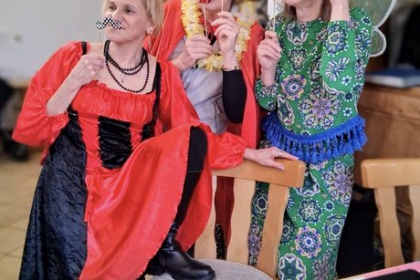 Stehende Person beim Feiern