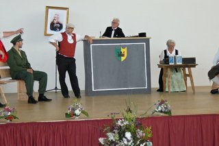 Die Jubiläumsveranstaltung des VdK Grabenstätt stand ganz im Zeichen des Zurückblickens und des Danke-Sagens an die vielen Kümmerer seit der Gründung im Jahr 1949. Für beste Stimmung und Unterhaltung sorgte abschließend der Theaterverein Grabenstätt (siehe Bild) mit seinem Einakter aus dem „Königlich, bayerischen Amtsgericht“.