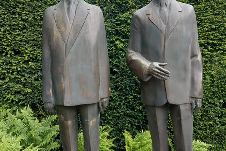 Statue: De Gaulle und Konrad Adenauer