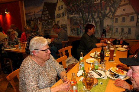 Teilnehmer beim Karpfenessen in Serlbach