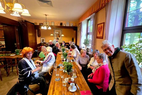 In anregender Unterhaltung Die Mai-Feier war gut besucht !